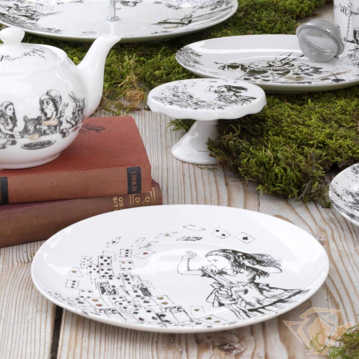 Alice in wonderland dinnerware top